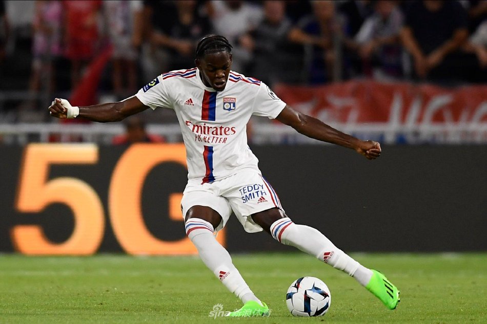 球队有六名 球队有六名